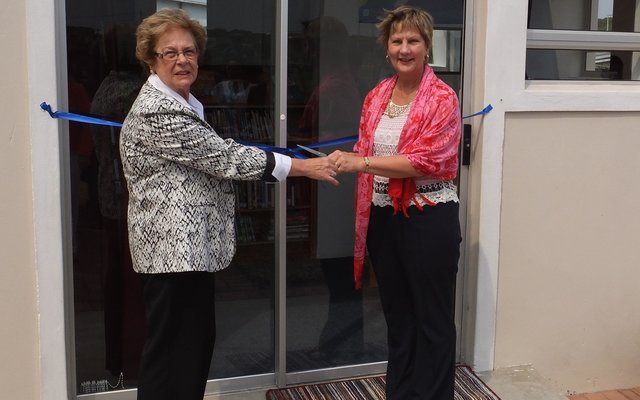 Raadsdame Nicolette Botha-Guthrie knip die seremoniÃ«le lint saam met Minister Anroux Marais